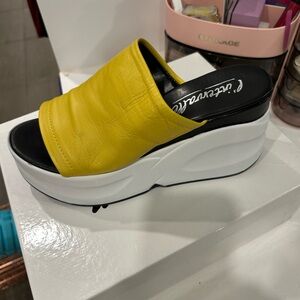 L'INTERVALLE Yellow Platform Sandals